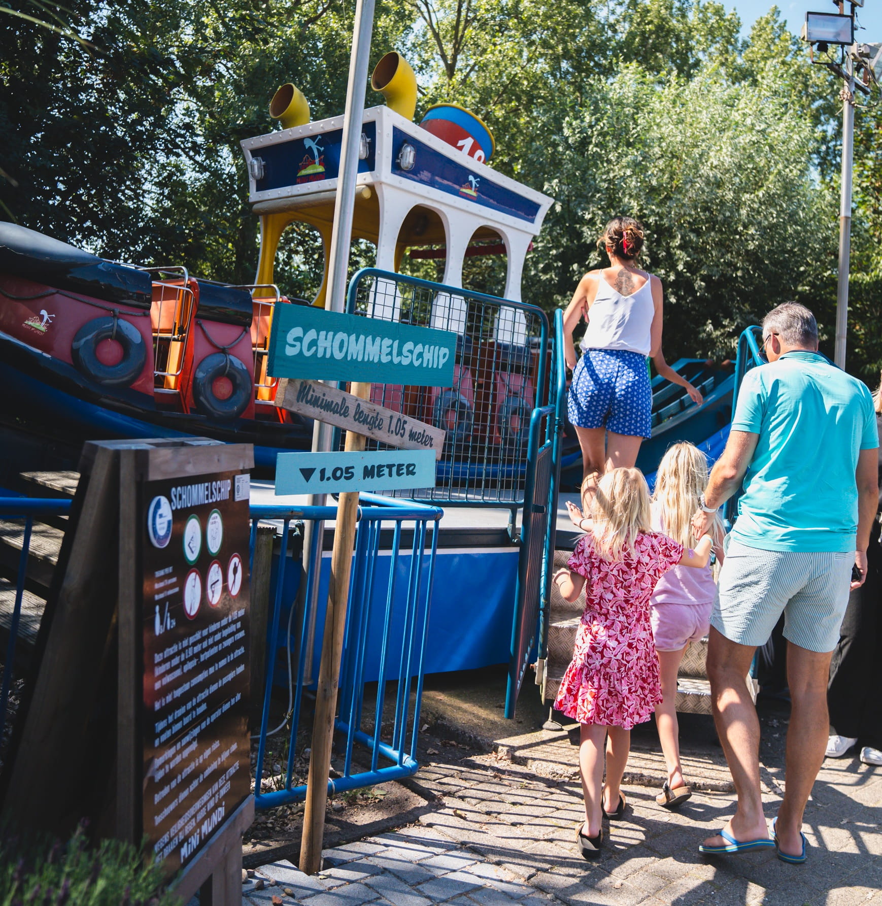 Pretpark attracties waaronder de achtbaan bij speelpark Mini Mundi Middelburg