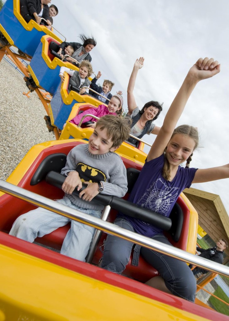 Kinderen genieten van de attracties bij Mini Mundi