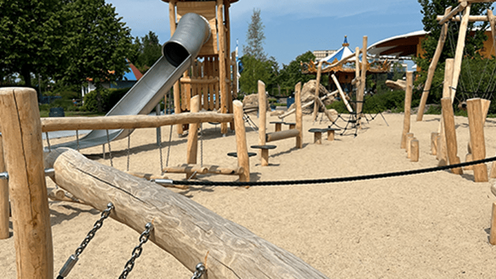 Buitenspeeltuin en pretpark attracties bij speelpark Mini Mundi Middelburg